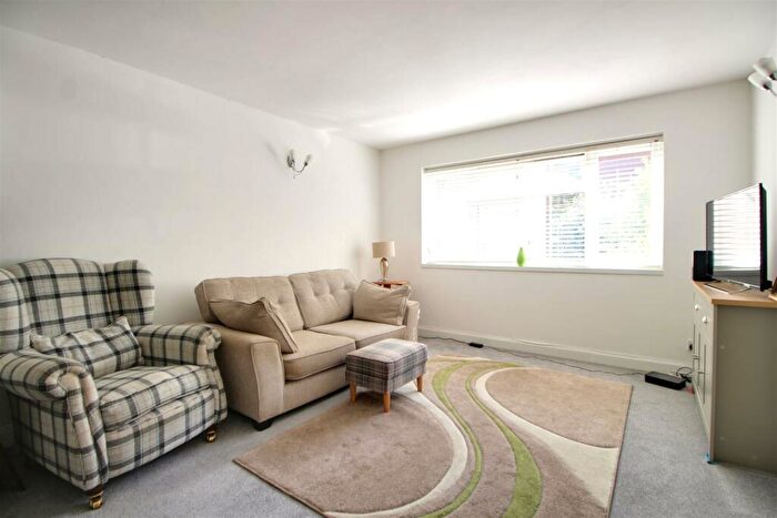 1 Bedroom Flat For Sale In Dunraven Drive, Enfield, EN2