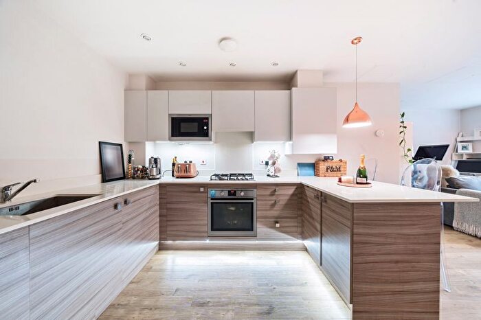 1 Bedroom Flat For Sale In Portsmouth Road, Thames Ditton, KT7