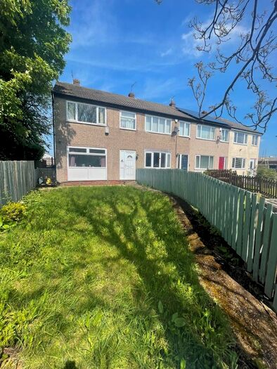 3 Bedroom Town House To Rent In Tyersal Park, Bradford, BD4