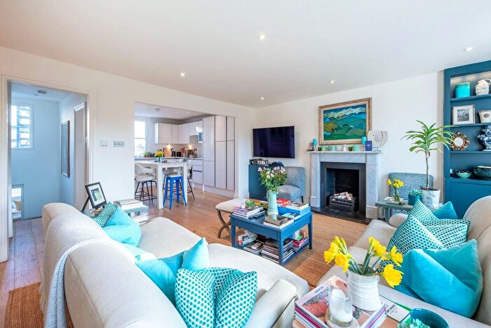 3 Bedroom Flat For Sale In Royal Crescent, London, W11