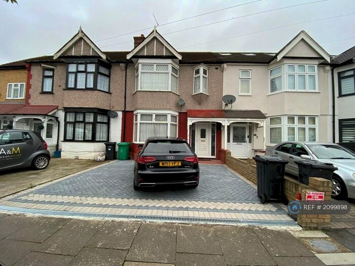 3 Bedroom Terraced House To Rent In Waverley Gardens, Ilford, IG6