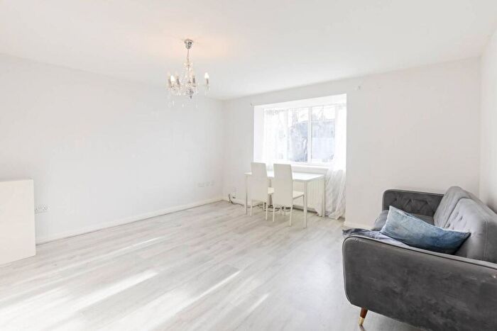 2 Bedroom Flat To Rent In Elmhurst Avenue, Mitcham, CR4