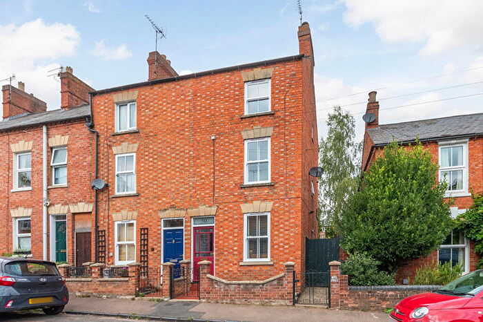 3 Bedroom End Of Terrace House For Sale In Queens Road, Banbury, OX16