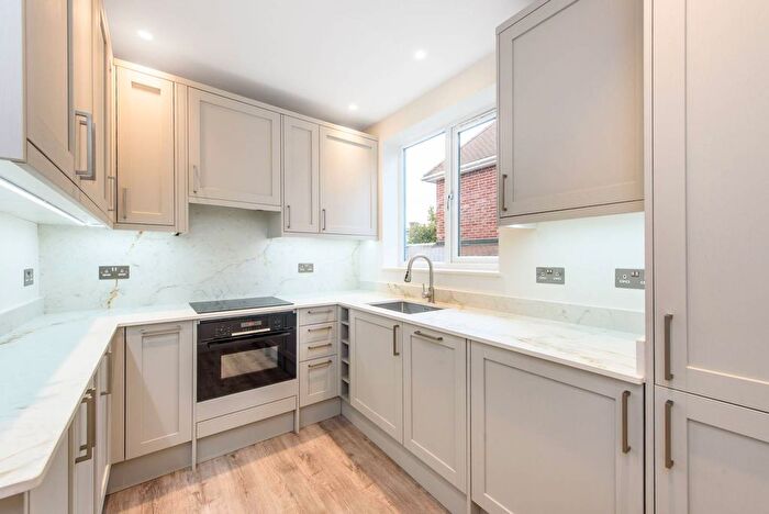 3 Bedroom Flat To Rent In Finchley Road, Golders Green, London, NW11