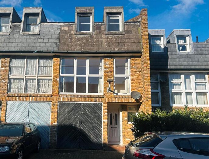 3 Bedroom Detached House To Rent In Yeoman Close, West Norwood, London, SE27