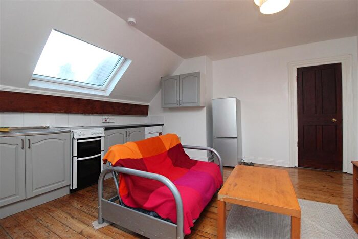 1 Bedroom Flat To Rent In The Avenue, Roundhay, LS8