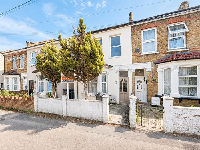 3 Bedroom Semi Detached House For Sale In Rossindel Road, Hounslow, TW3
