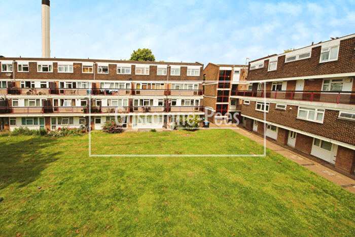 3 Bedroom Flat To Rent In Wessex Close, Norbiton, KT1