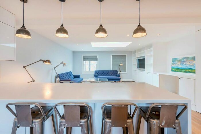 2 Bedroom Flat To Rent In Caxton Road, Shepherd's Bush, London, W12