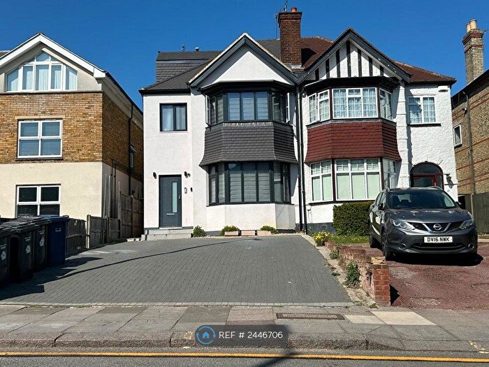 Studio To Rent In Finchley Lane, London, NW4