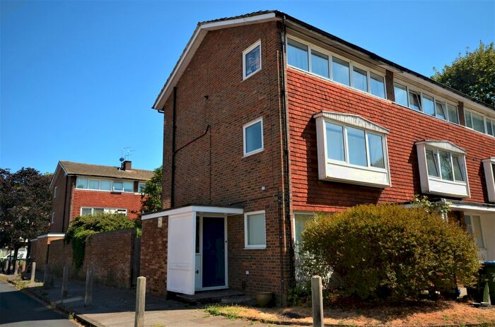 2 Bedroom Flat To Rent In Southbourne Gardens, London, SE12