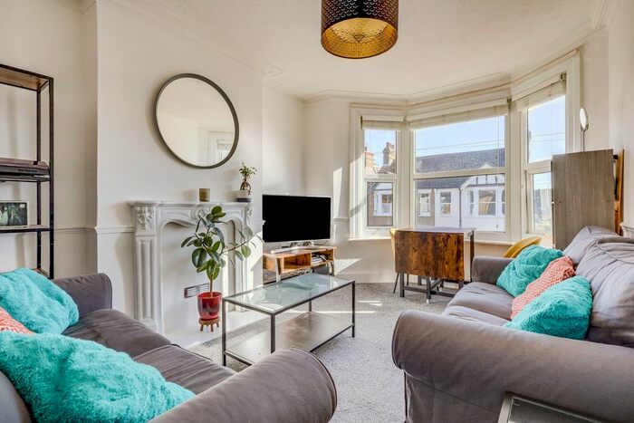 2 Bedroom Flat To Rent In Cranleigh Drive, Leigh-On-Sea, SS9