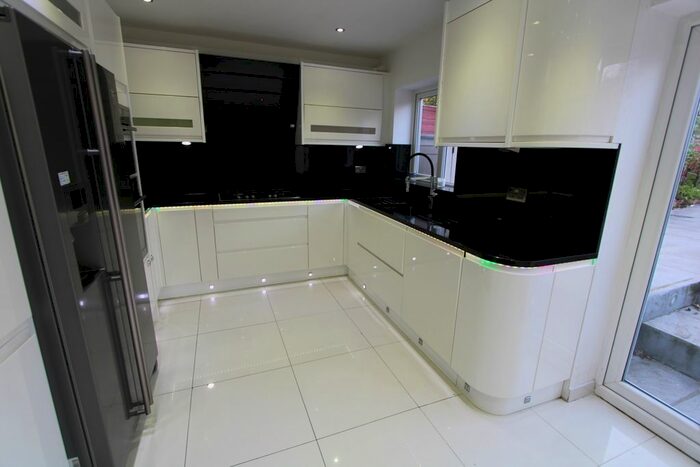 4 Bedroom Terraced House To Rent In Holne Chase, Morden, SM4