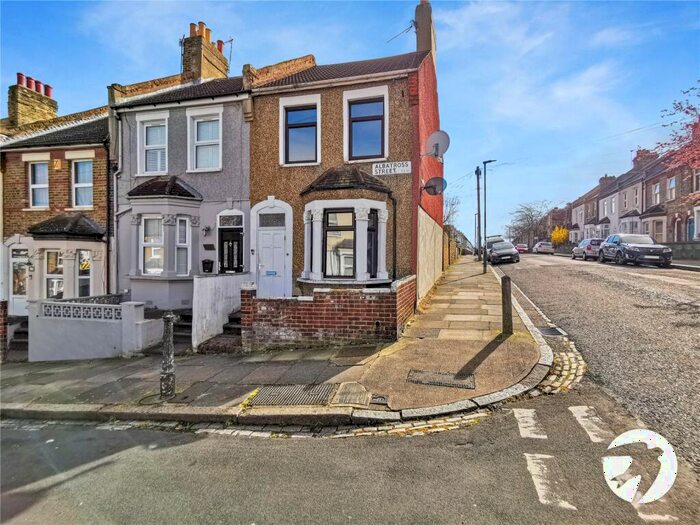 3 Bedroom End Of Terrace House To Rent In Albatross Street, London, SE18