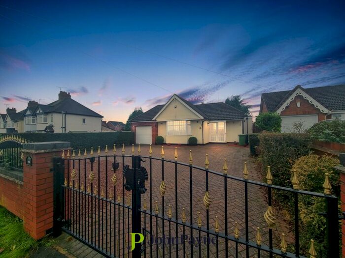 2 Bedroom Bungalow For Sale In Nuneaton Road, Bulkington, Bedworth, Warwickshire, CV12