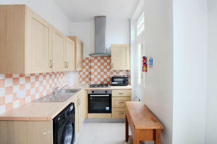 4 Bedroom Flat To Rent In Seven Sisters Road, London, N7