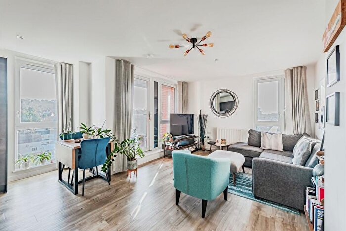 2 Bedroom Apartment For Sale In Marketfield Way, Redhill, RH1