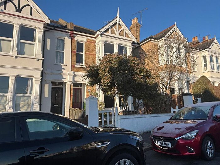 3 Bedroom Semi-Detached House To Rent In Leigh-On-Sea, Essex, SS9