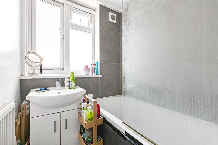 2 Bedroom Flat To Rent In Deepdene Gardens, London, SW2