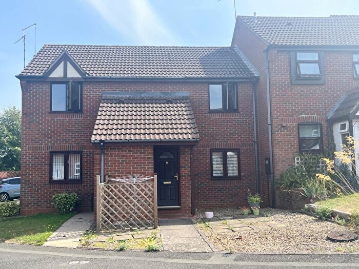 2 Bedroom Flat To Rent In Eton Close, Weedon, NN7