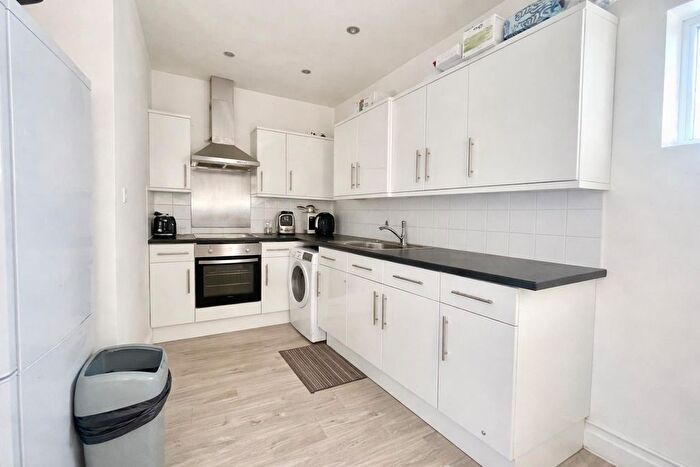 2 Bedroom Flat To Rent In Thornbury Avenue, Southampton, SO15