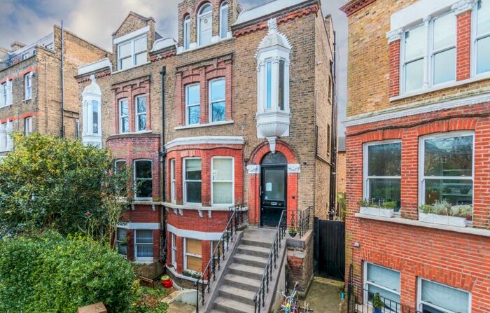 2 Bedroom Flat To Rent In The Gardens London, SE22