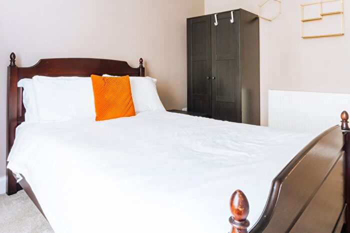 3 Bedroom Flat To Rent In Haddington Place, Edinburgh, EH7