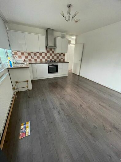 2 Bedroom Flat To Rent In Bournevale Road, London, SW16