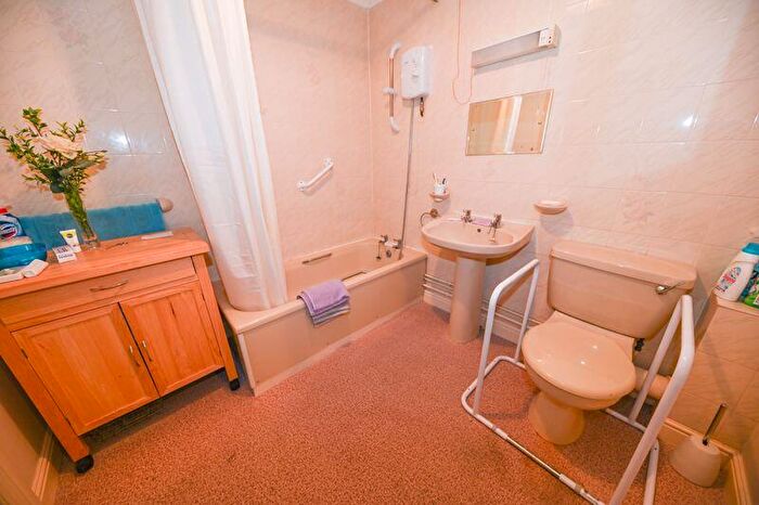 2 Bedroom Retirement Property For Sale In Havant Road, Horndean, PO8