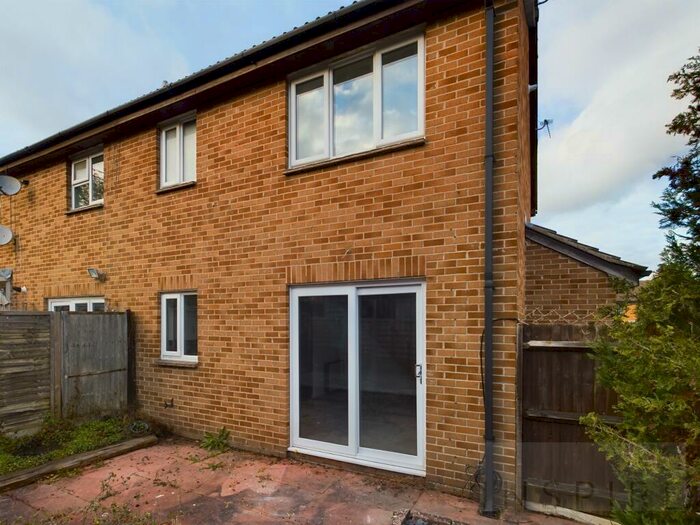 1 Bedroom End Of Terrace House To Rent In St. Sampson Road, Crawley, RH11