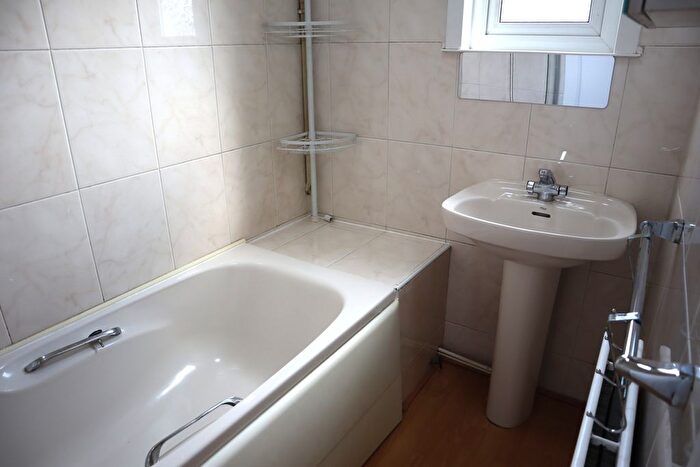 2 Bedroom Flat To Rent In High Street Colliers Wood, Colliers Wood, SW19