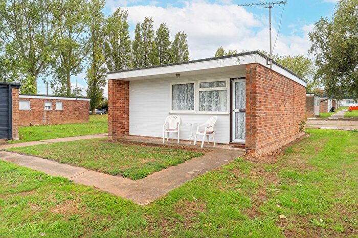 2 Bedroom Mobile/park Home For Sale In Florida Holiday Park, Hemsby, NR29