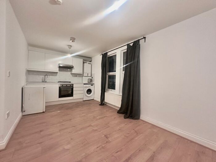 3 Bedroom Flat To Rent In Garratt Lane, Tooting Broadway, London, SW17