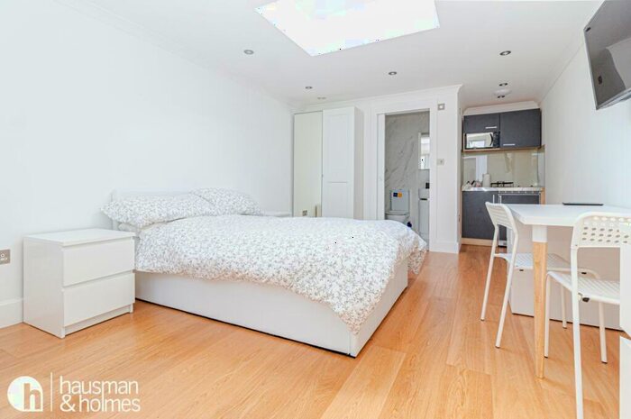 Flat To Rent In Watford Way, Hendon, NW4