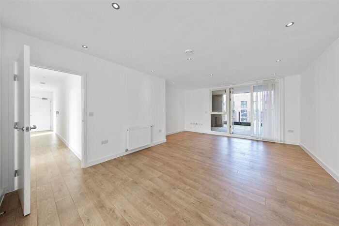 3 Bedroom Flat To Rent In Bolinder Way, London, E3