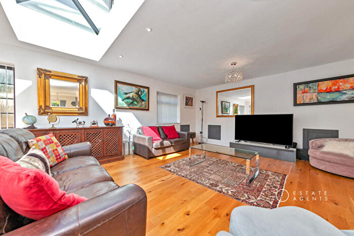 5 Bedroom Detached House For Sale In The Mount, Aspley Guise, MK17