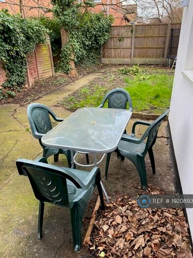 Studio To Rent In Bowes Road, London, N13