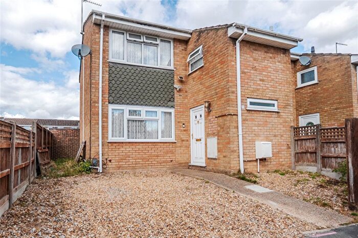 3 Bedroom End Of Terrace House For Sale In Saxon Close, Dunstable, Beds, LU6