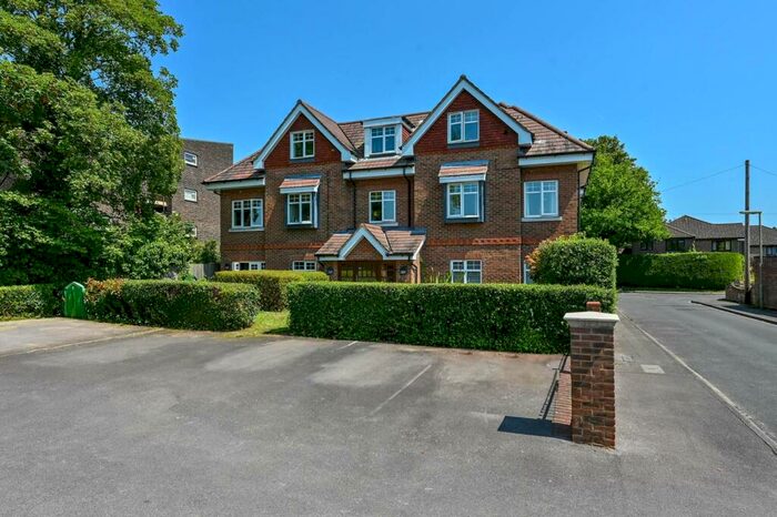 2 Bedroom Flat To Rent In Addlestone Park, Addlestone, KT15