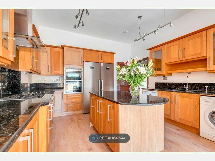 2 Bedroom Flat To Rent In Croham Hurst, South Croydon, CR2