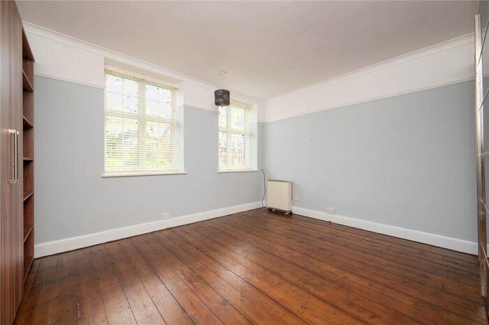 2 Bedroom Flat For Sale In Grange Street, St. Albans, Hertfordshire, AL3