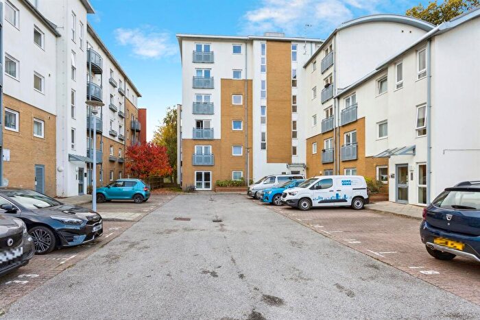 1 Bedroom Flat For Sale In Trafalgar Gardens, Crawley, RH10