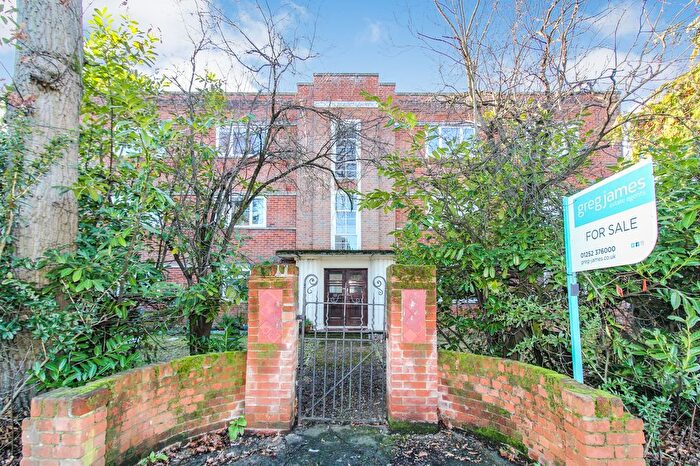 2 Bedroom Flat For Sale In Kings Court, Farnborough, GU14