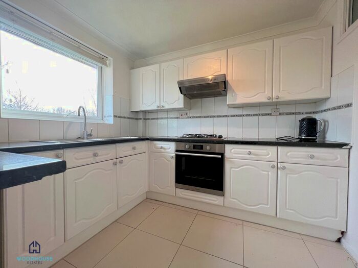 2 Bedroom Flat To Rent In Poplar Grove, Friern Barnet, N11