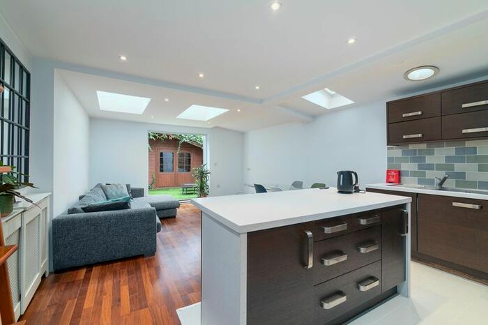 2 Bedroom Flat To Rent In Meon Road, London, W3