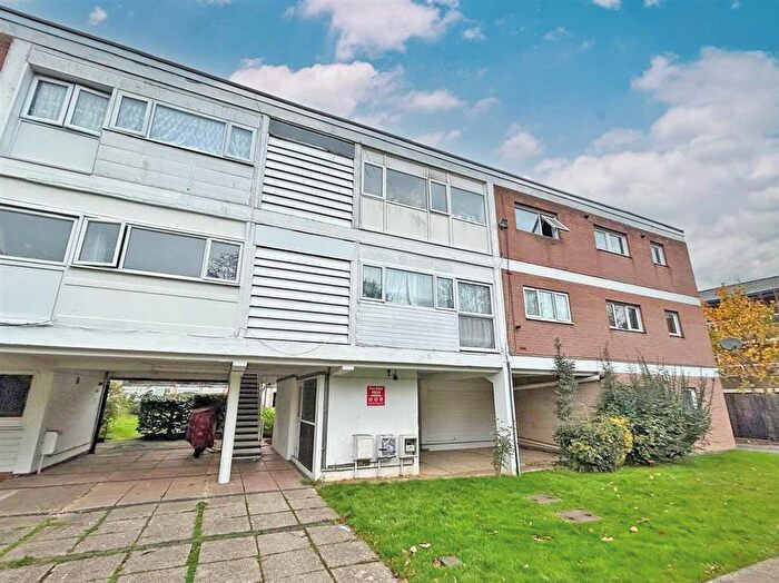 3 Bedroom Flat For Sale In Brighton Road, Crawley, RH10