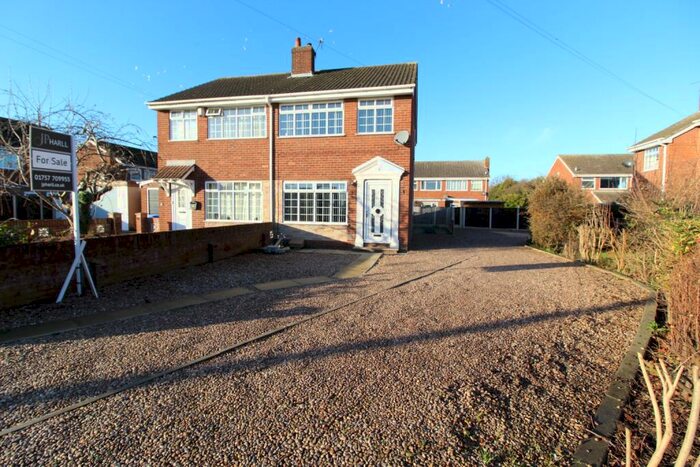3 Bedroom Semi-Detached House For Sale In Canal Garth, Pollington, DN14