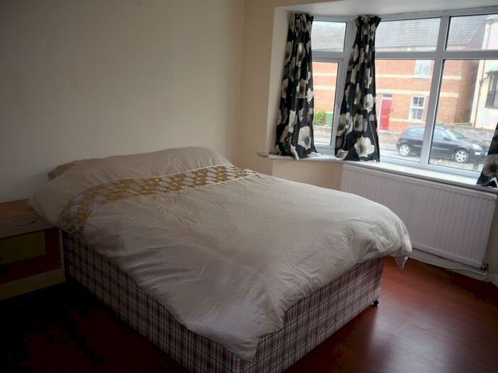 4 Bedroom Semi-Detached House To Rent In Temple Road, Cowley, Oxford, OX4