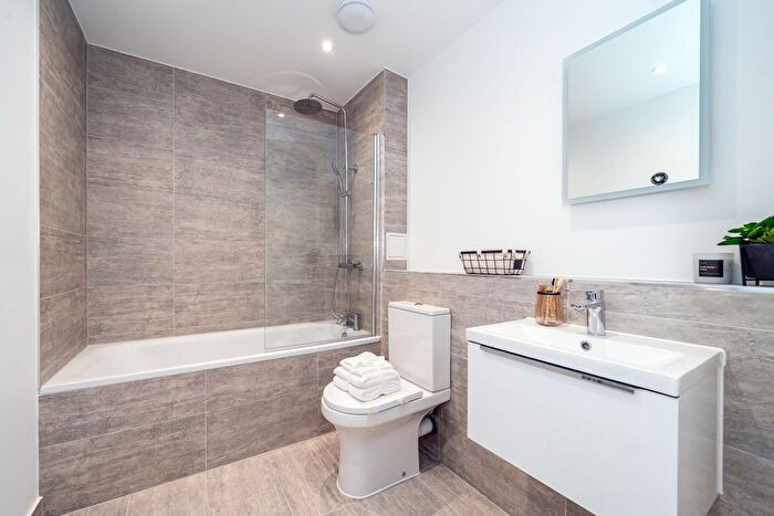 1 Bedroom Flat To Rent In Lakeside Close, Staines-Upon-Thames, TW18