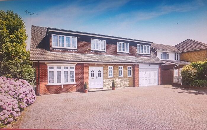 5 Bedroom Detached House To Rent In Field End, High Barnet, EN5